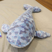 Blauer Wal Kuscheltier Mit Schuppenmuster 110 cm