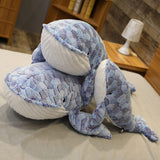 Blauer Wal Kuscheltier Mit Schuppenmuster