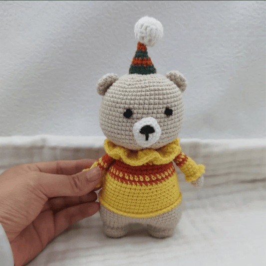 Festlicher Häkel Teddybär