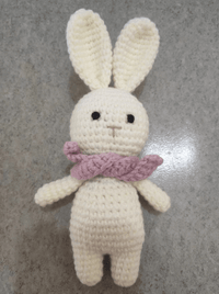 Gehäkelter Hase Kuscheltier Mit Rotem Schal