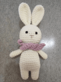 Gehäkelter Hase Kuscheltier Mit Rotem Schal