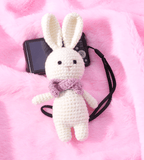 Gehäkelter Hase Kuscheltier Mit Rotem Schal